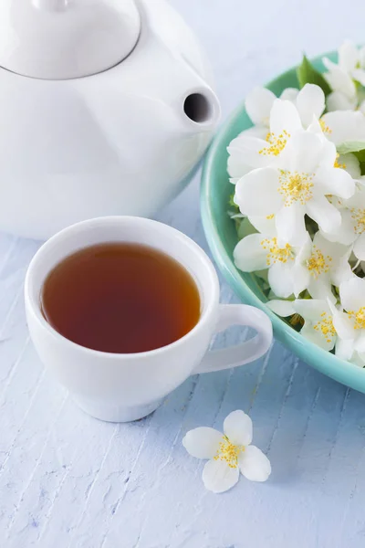 Xícara de chá de ervas com flores de jasmim — Fotografia de Stock