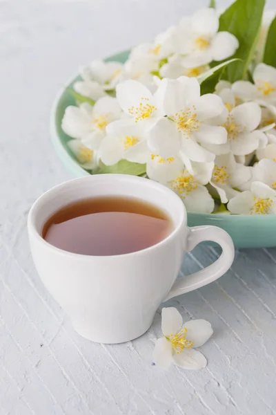 Xícara de chá de ervas com flores de jasmim — Fotografia de Stock