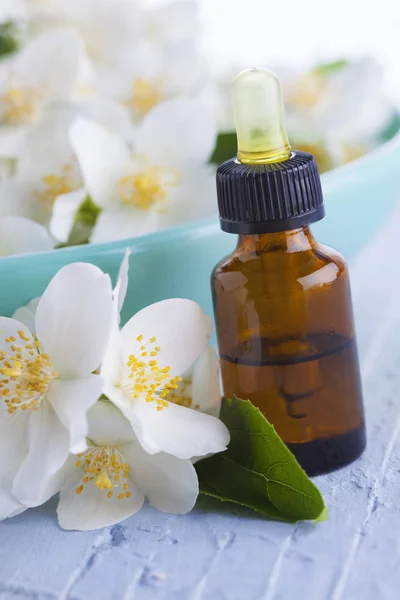 Flasche Öl mit Blumen — Stockfoto