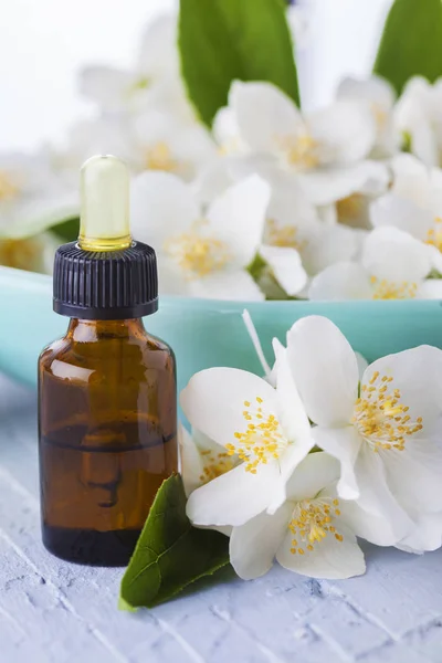 Butelka oleju z kwiatami — Zdjęcie stockowe