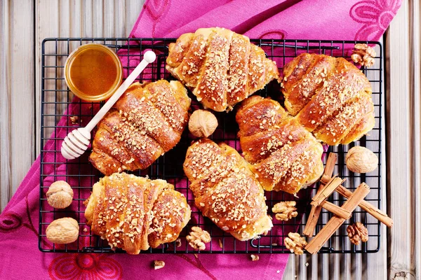 Croissants mit Walnüssen und Honig — Stockfoto