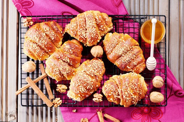 Croissants mit Walnüssen und Honig — Stockfoto