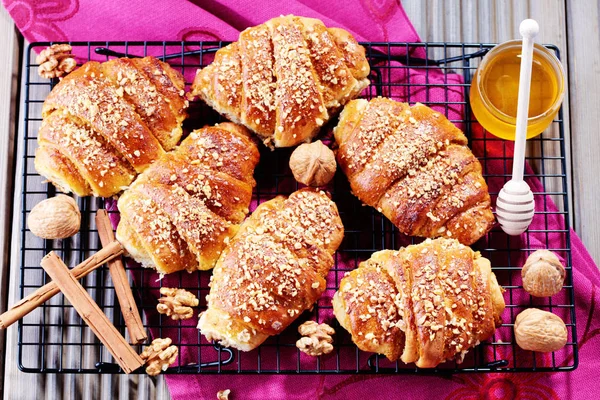 Croissants mit Walnüssen und Honig — Stockfoto