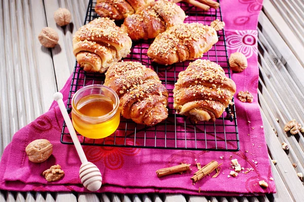 Croissants met walnoten en honing — Stockfoto