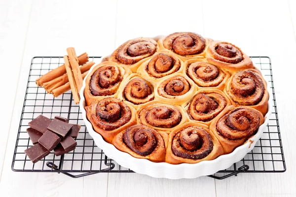 Hausgemachte Zimt- und Schokoladenbrötchen — Stockfoto