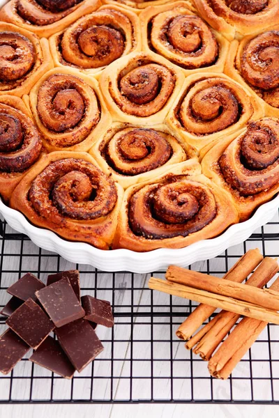 Canela caseira e rolos de chocolate — Fotografia de Stock