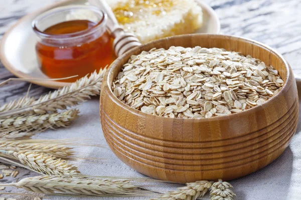 Oats with milk and honey — Stock Photo, Image