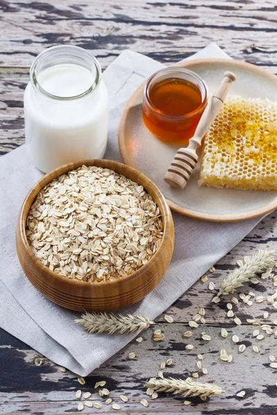 Oats with milk and honey — Stock Photo, Image