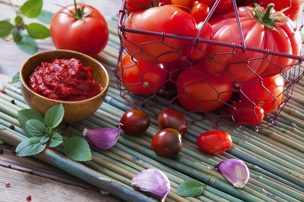 Salsa de tomate en la mesa — Foto de Stock