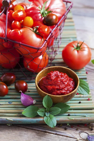 Sauce tomate sur la table — Photo