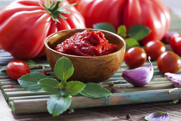 Tomatsås på bord — Stockfoto