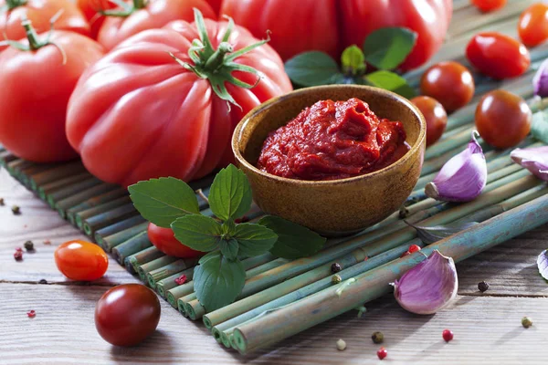 Salsa de tomate en la mesa — Foto de Stock