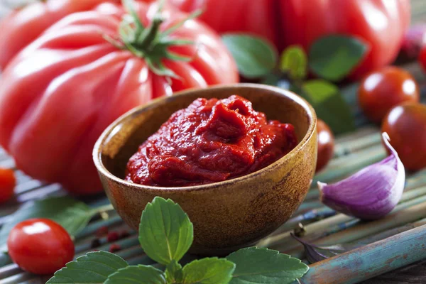 Salsa de tomate en la mesa — Foto de Stock