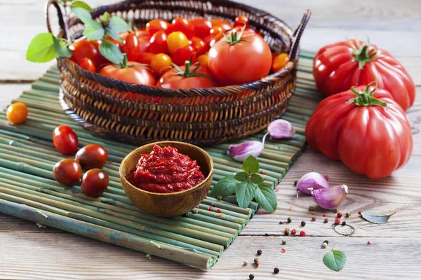 Salsa de tomate en la mesa —  Fotos de Stock