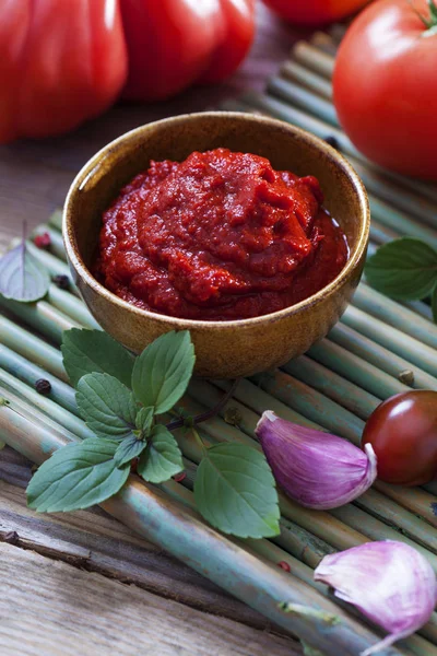 Salsa de tomate en la mesa — Foto de Stock