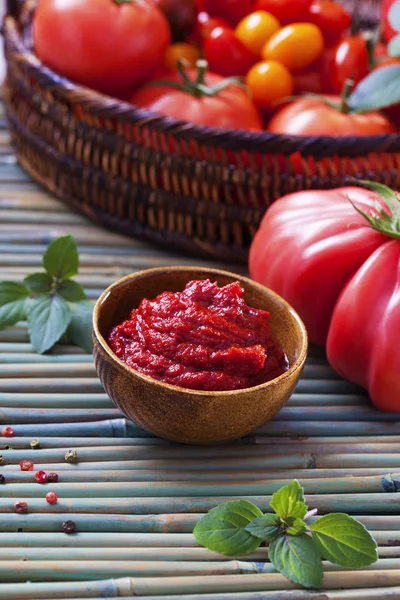 Salsa de tomate en la mesa —  Fotos de Stock