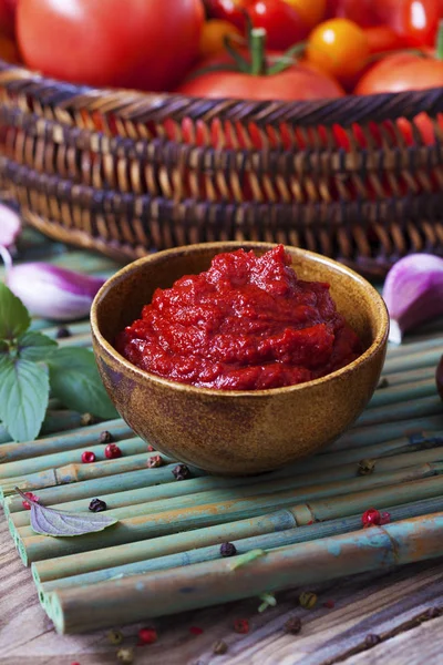 Salsa de tomate en la mesa — Foto de Stock