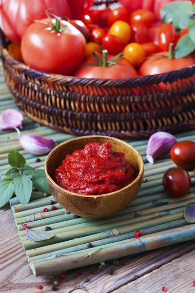 Salsa de tomate en la mesa — Foto de Stock
