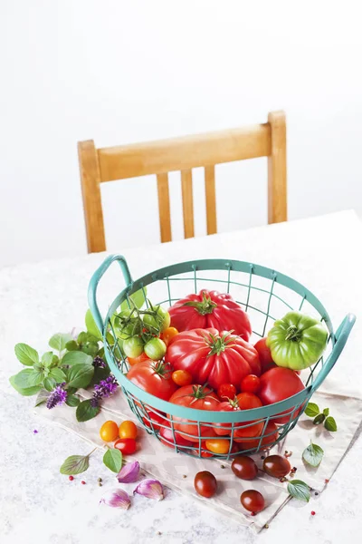 Свіжі помідори на столі — стокове фото