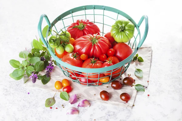 Свіжі помідори на столі — стокове фото