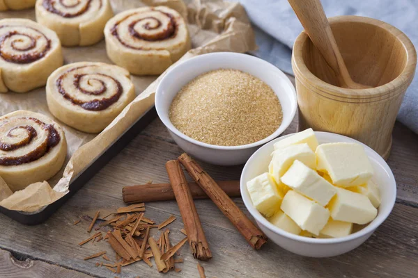 Deliciosos rolos de canela caseiros — Fotografia de Stock