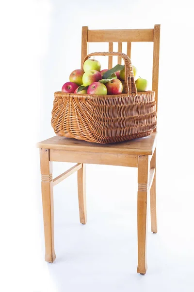 リンゴでいっぱいのバスケット — ストック写真