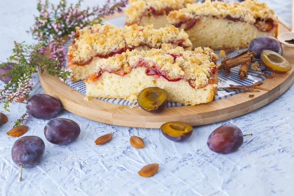 Zelfgemaakte plum cake — Stockfoto