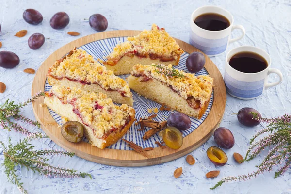 Plum cake segmenten en koffie cups — Stockfoto