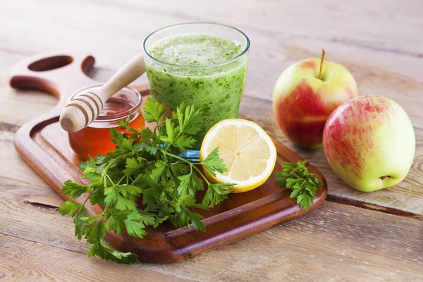 Apples, parsley and detox smoothie — Stock Photo, Image