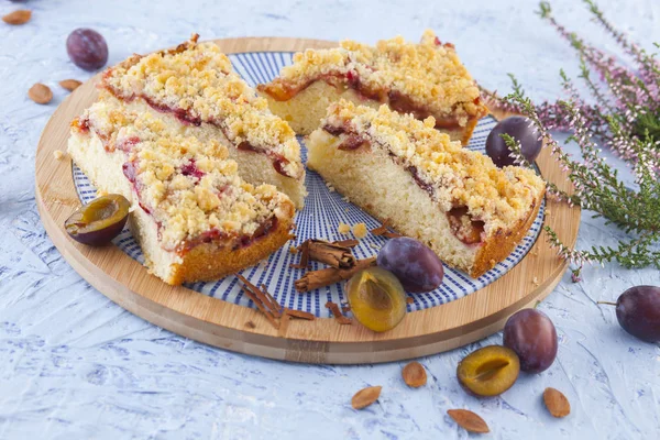 Zelfgemaakte plum cake — Stockfoto