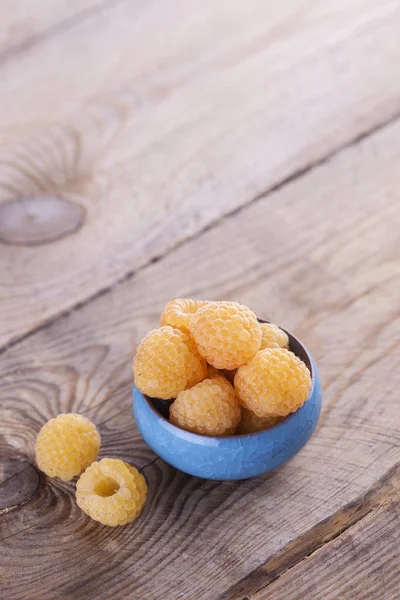 Bowl of yellow raspberries — Stock Photo, Image