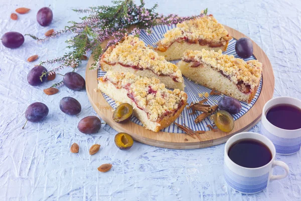 Plum cake segmenten en koffie cups — Stockfoto