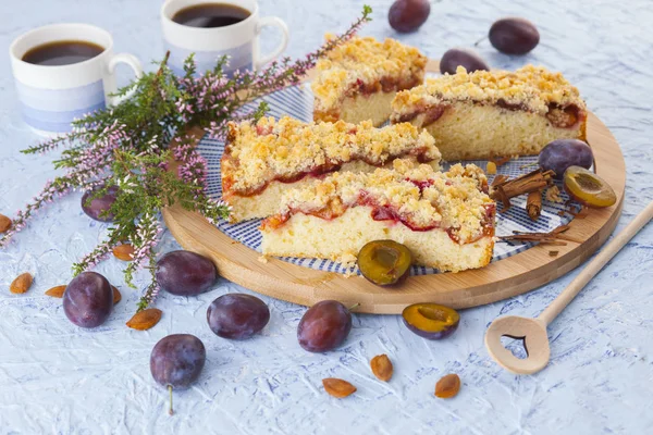 Švestkový koláč řezy a šálků kávy — Stock fotografie