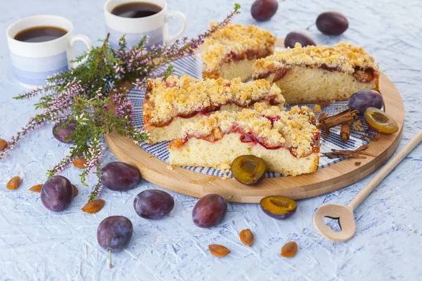 Pflaumenkuchenscheiben und Kaffeetassen — Stockfoto