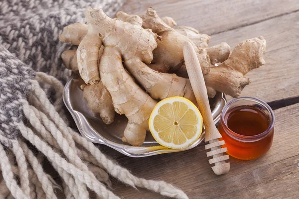 Ginger roots with honey and lemon — Stock Photo, Image