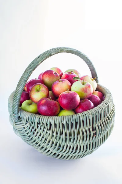 Cesta llena de manzanas —  Fotos de Stock