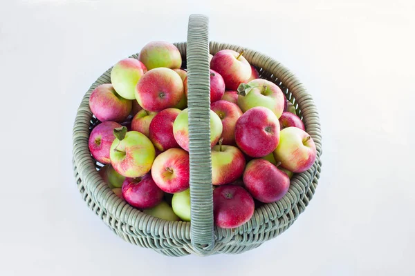 Καλάθι γεμάτο μήλα — Φωτογραφία Αρχείου