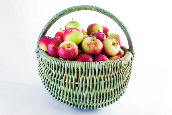 Panier plein de pommes — Photo