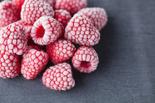 Ganze gefrorene Himbeeren — Stockfoto