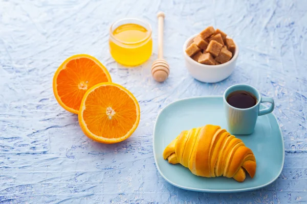 Croissant con espresso y naranja en rodajas — Foto de Stock