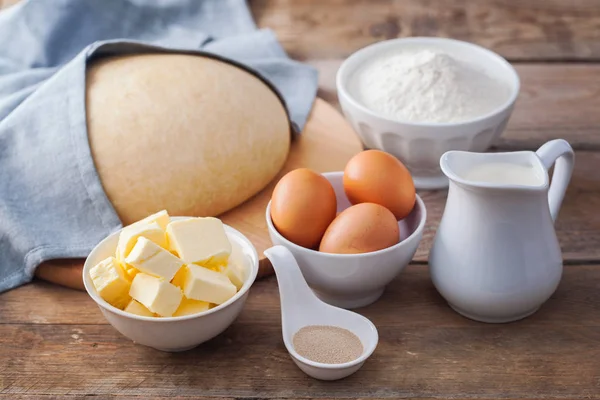 Deeg aan boord met ingrediënten — Stockfoto