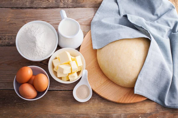 Deeg aan boord met ingrediënten — Stockfoto