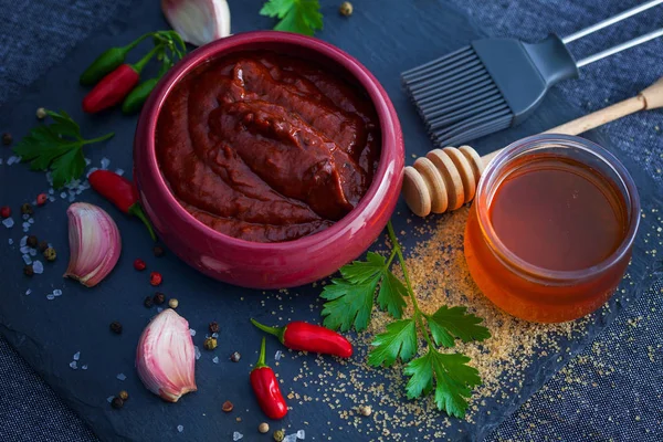 Barbecue sauce in bowl with honey — Stock Photo, Image
