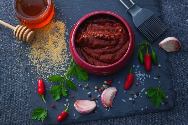 Barbecue sauce in bowl with honey — Stock Photo, Image