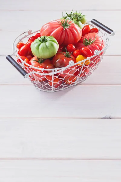 Колекція прекрасних помідорів в кошику — стокове фото