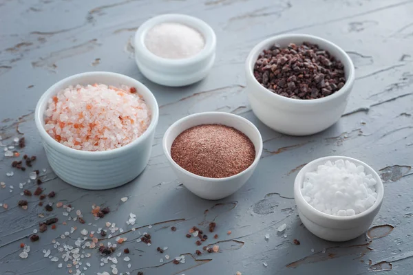 Samling av salt i skålar — Stockfoto