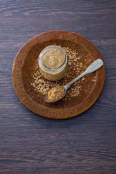 Tahini caseiro com sementes de gergelim — Fotografia de Stock