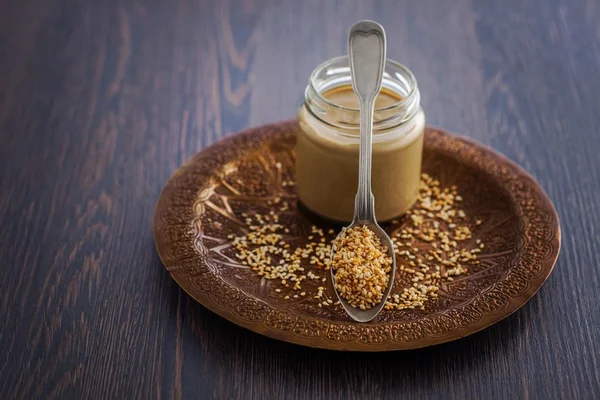 Hemmagjord tahini med sesamfrön — Stockfoto