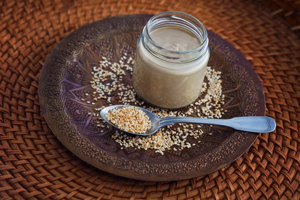 Hemmagjord tahini med sesamfrön — Stockfoto