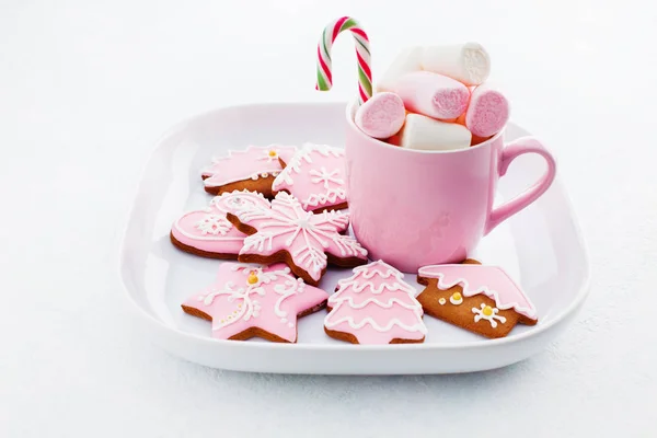 Bolos de gengibre rosa com marshmallows — Fotografia de Stock